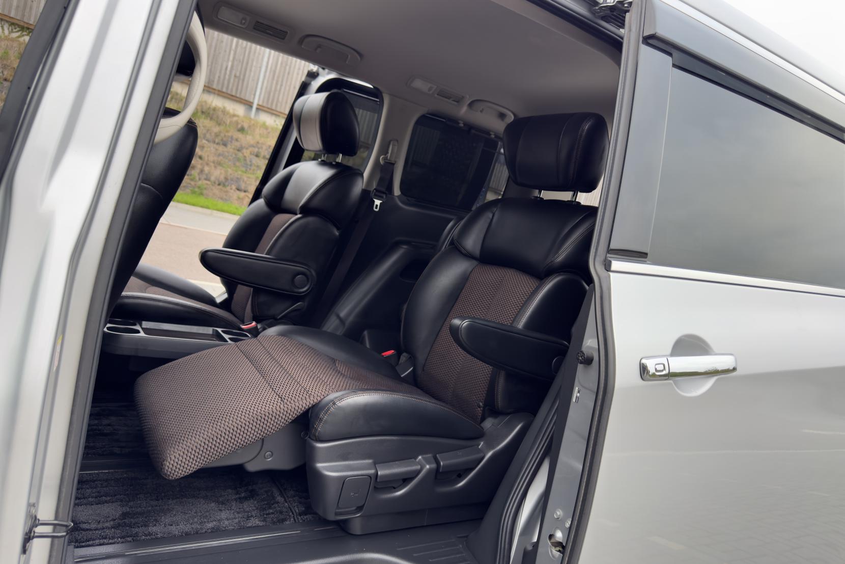 Nissan Elgrand 2.5 Highway Star Urban Chrome 5dr Petrol Auto 7 Seater